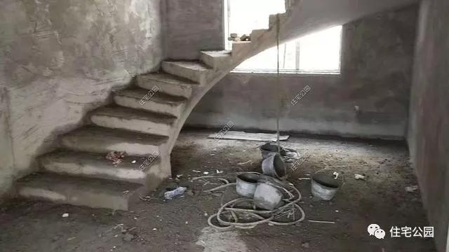 這么漂亮的旋轉(zhuǎn)樓梯，為什么村里的施工隊卻很少做？