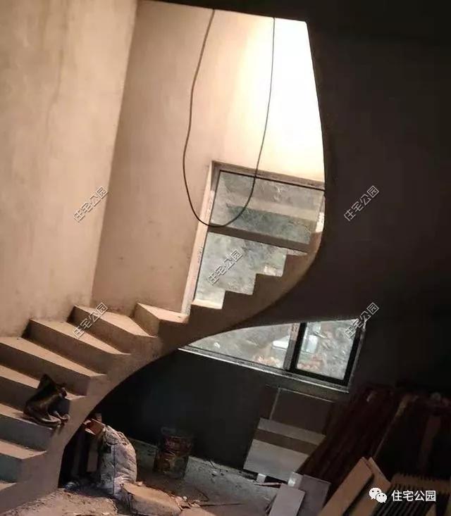 這么漂亮的旋轉(zhuǎn)樓梯，為什么村里的施工隊卻很少做？