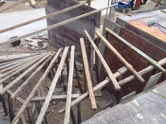 這么漂亮的旋轉(zhuǎn)樓梯，為什么村里的施工隊卻很少做？