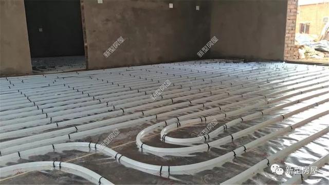 農(nóng)村小伙花2萬給別墅裝地暖，用30年都沒問題，省錢又舒適