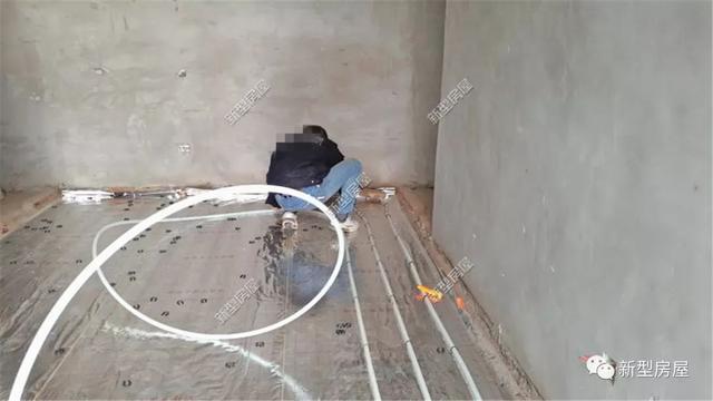 農(nóng)村小伙花2萬給別墅裝地暖，用30年都沒問題，省錢又舒適