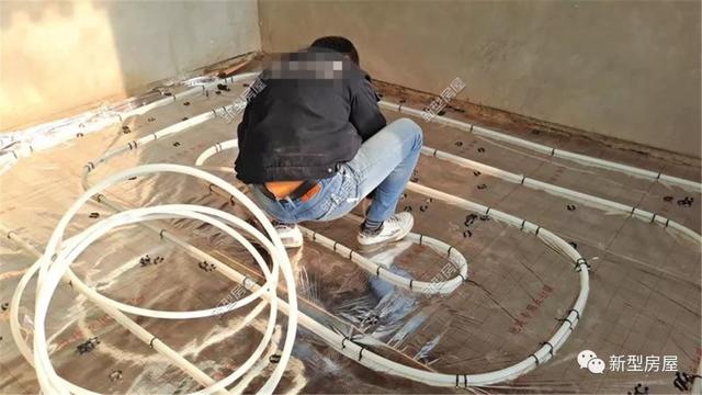 農(nóng)村小伙花2萬給別墅裝地暖，用30年都沒問題，省錢又舒適