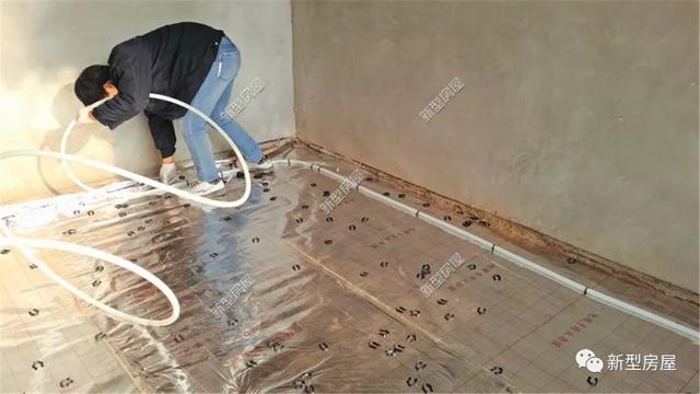 農(nóng)村小伙花2萬給別墅裝地暖，用30年都沒問題，省錢又舒適