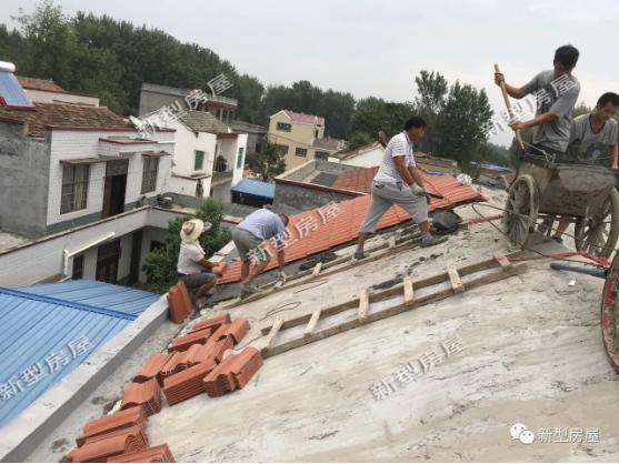 農(nóng)村小伙在老家自建房，還未住進(jìn)去屋頂就漏成這樣？看著都揪心