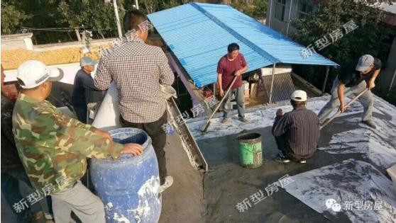 農(nóng)村小伙在老家自建房，還未住進(jìn)去屋頂就漏成這樣？看著都揪心