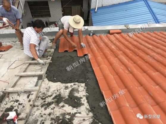 農(nóng)村小伙在老家自建房，還未住進(jìn)去屋頂就漏成這樣？看著都揪心