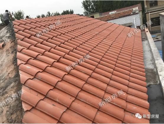 農(nóng)村小伙在老家自建房，還未住進(jìn)去屋頂就漏成這樣？看著都揪心