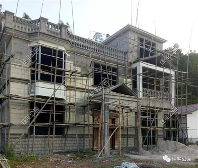 他回湖南老家給父母蓋養(yǎng)老房，70歲老母全程監(jiān)工，只花28萬就蓋成3層洋樓