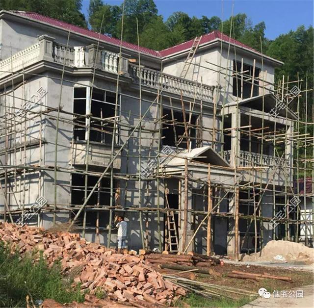 他回湖南老家給父母蓋養(yǎng)老房，70歲老母全程監(jiān)工，只花28萬就蓋成3層洋樓