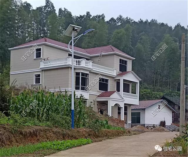 他回湖南老家給父母蓋養(yǎng)老房，70歲老母全程監(jiān)工，只花28萬就蓋成3層洋樓