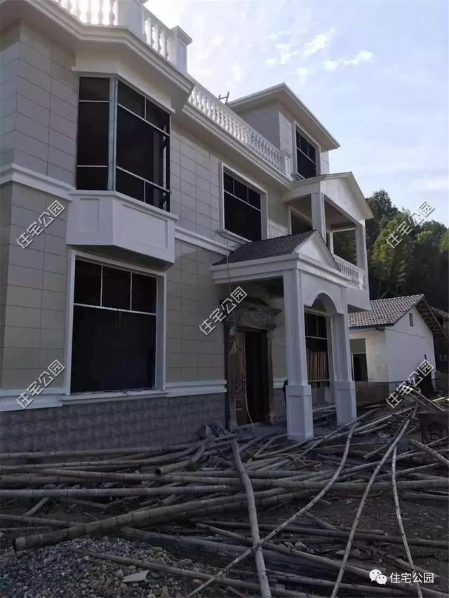 他回湖南老家給父母蓋養(yǎng)老房，70歲老母全程監(jiān)工，只花28萬就蓋成3層洋樓