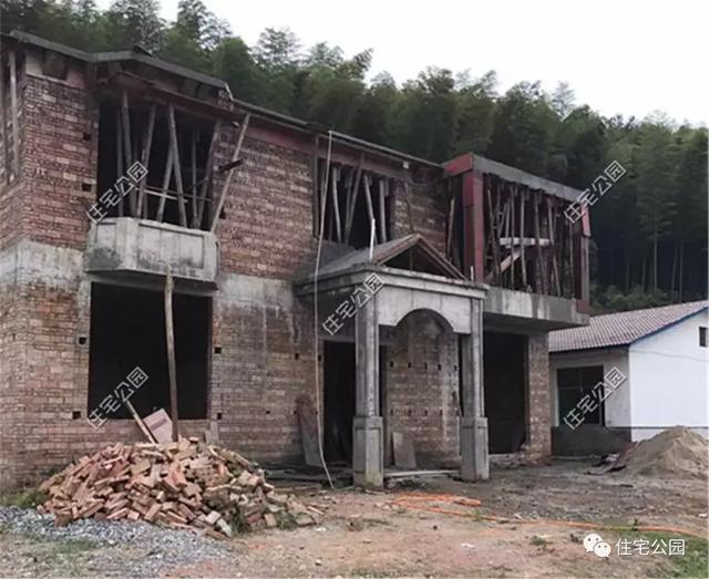 他回湖南老家給父母蓋養(yǎng)老房，70歲老母全程監(jiān)工，只花28萬就蓋成3層洋樓