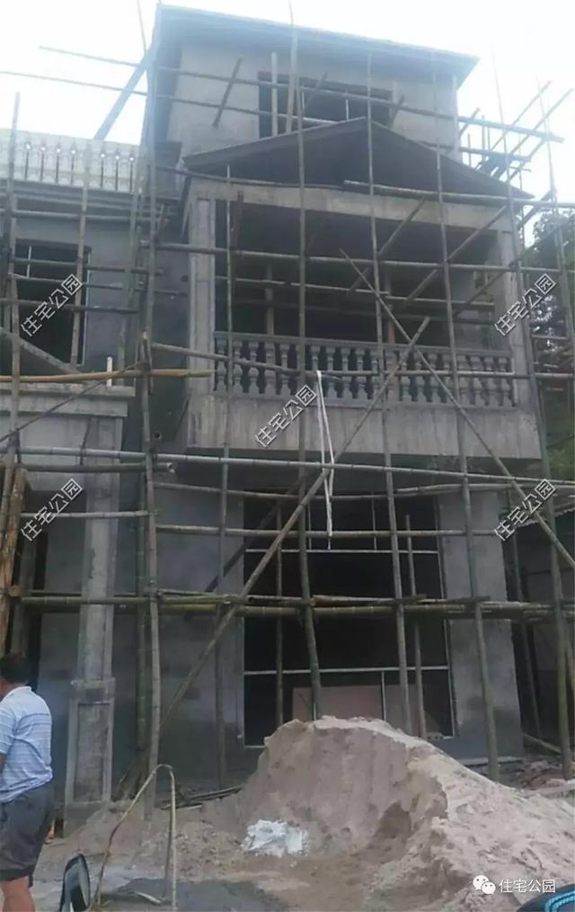 他回湖南老家給父母蓋養(yǎng)老房，70歲老母全程監(jiān)工，只花28萬就蓋成3層洋樓