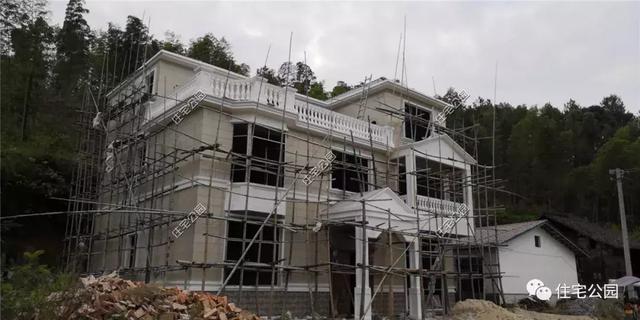 他回湖南老家給父母蓋養(yǎng)老房，70歲老母全程監(jiān)工，只花28萬就蓋成3層洋樓