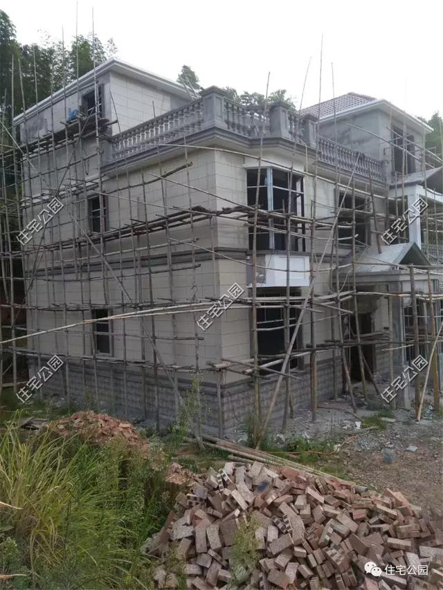 他回湖南老家給父母蓋養(yǎng)老房，70歲老母全程監(jiān)工，只花28萬就蓋成3層洋樓