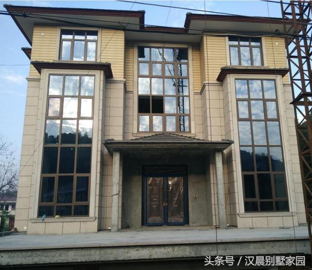 有錢就是好，泰州汪總蓋的帶地下車庫現(xiàn)代別墅，鄰居看了都坐不??！