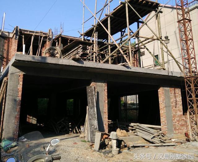 有錢就是好，泰州汪總蓋的帶地下車庫現(xiàn)代別墅，鄰居看了都坐不?。? src="/uploads/allimg/181123/1G6425934-6.jpg" img_width="640" img_height="622" inline="0" data-filtered="filtered" style="-webkit-tap-highlight-color: transparent; box-sizing: border-box; border-style: none; max-width: 100%; display: block; margin: 10px auto;" />

</div>
<p style="-webkit-tap-highlight-color: transparent; box-sizing: border-box; margin: 16px 0px; padding: 0px; color: rgb(34, 34, 34); font-family: "PingFang SC", "Hiragino Sans GB", "Microsoft YaHei", "WenQuanYi Micro Hei", "Helvetica Neue", Arial, sans-serif; font-size: 16px;">前面空出的部分作為露臺(tái)。</p>
<div   id="5fnhrnj"   class="pgc-img" style="-webkit-tap-highlight-color: transparent; box-sizing: border-box; margin: 0px; padding: 0px; color: rgb(34, 34, 34); font-family: "PingFang SC", "Hiragino Sans GB", "Microsoft YaHei", "WenQuanYi Micro Hei", "Helvetica Neue", Arial, sans-serif; font-size: 16px;"><img alt=