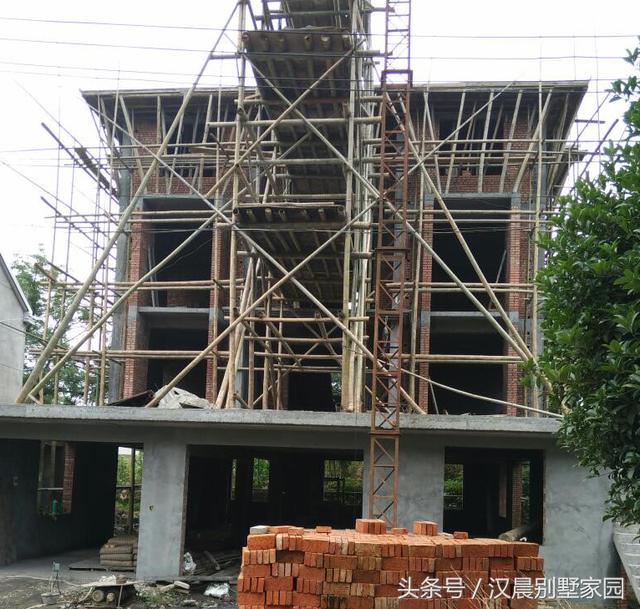 有錢就是好，泰州汪總蓋的帶地下車庫現(xiàn)代別墅，鄰居看了都坐不??！