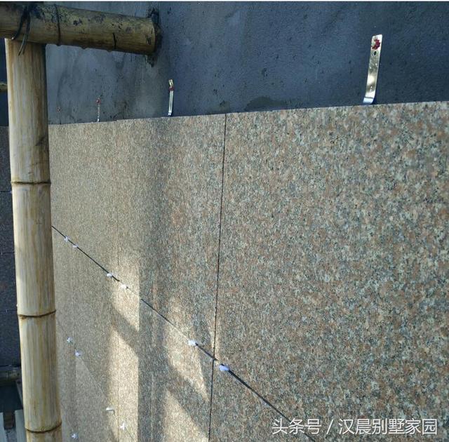 有錢就是好，泰州汪總蓋的帶地下車庫現(xiàn)代別墅，鄰居看了都坐不?。? src="/uploads/allimg/181123/1G6421136-13.jpg" img_width="640" img_height="492" inline="0" data-filtered="filtered" style="-webkit-tap-highlight-color: transparent; box-sizing: border-box; border-style: none; max-width: 100%; display: block; margin: 10px auto;" />

</div>
<p style="-webkit-tap-highlight-color: transparent; box-sizing: border-box; margin: 16px 0px; padding: 0px; color: rgb(34, 34, 34); font-family: "PingFang SC", "Hiragino Sans GB", "Microsoft YaHei", "WenQuanYi Micro Hei", "Helvetica Neue", Arial, sans-serif; font-size: 16px;">外墻裝修，下面文化石，上面真石漆加大理石干掛</p>
<div   id="fxptdl5"   class="pgc-img" style="-webkit-tap-highlight-color: transparent; box-sizing: border-box; margin: 0px; padding: 0px; color: rgb(34, 34, 34); font-family: "PingFang SC", "Hiragino Sans GB", "Microsoft YaHei", "WenQuanYi Micro Hei", "Helvetica Neue", Arial, sans-serif; font-size: 16px;"><img alt=