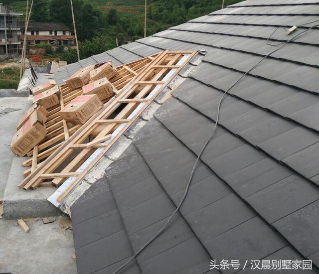 有錢就是好，泰州汪總蓋的帶地下車庫現(xiàn)代別墅，鄰居看了都坐不?。? src="/uploads/allimg/181123/1G6424564-11.jpg" img_width="640" img_height="429" inline="0" data-filtered="filtered" style="-webkit-tap-highlight-color: transparent; box-sizing: border-box; border-style: none; max-width: 100%; display: block; margin: 10px auto;" />

</div>
<p style="-webkit-tap-highlight-color: transparent; box-sizing: border-box; margin: 16px 0px; padding: 0px; color: rgb(34, 34, 34); font-family: "PingFang SC", "Hiragino Sans GB", "Microsoft YaHei", "WenQuanYi Micro Hei", "Helvetica Neue", Arial, sans-serif; font-size: 16px;">上面蓋的琉璃瓦</p>
<div   id="b5zhbh5"   class="pgc-img" style="-webkit-tap-highlight-color: transparent; box-sizing: border-box; margin: 0px; padding: 0px; color: rgb(34, 34, 34); font-family: "PingFang SC", "Hiragino Sans GB", "Microsoft YaHei", "WenQuanYi Micro Hei", "Helvetica Neue", Arial, sans-serif; font-size: 16px;"><img alt=