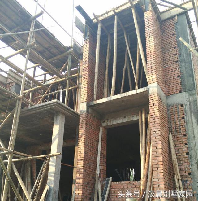 有錢就是好，泰州汪總蓋的帶地下車庫現(xiàn)代別墅，鄰居看了都坐不?。? src="/uploads/allimg/181123/1G6421396-8.jpg" img_width="640" img_height="625" inline="0" data-filtered="filtered" style="-webkit-tap-highlight-color: transparent; box-sizing: border-box; border-style: none; max-width: 100%; display: block; margin: 10px auto;" />

</div>
<p style="-webkit-tap-highlight-color: transparent; box-sizing: border-box; margin: 16px 0px; padding: 0px; color: rgb(34, 34, 34); font-family: "PingFang SC", "Hiragino Sans GB", "Microsoft YaHei", "WenQuanYi Micro Hei", "Helvetica Neue", Arial, sans-serif; font-size: 16px;">正面的落地窗，中間是門廳</p>
<div   id="dfzflfp"   class="pgc-img" style="-webkit-tap-highlight-color: transparent; box-sizing: border-box; margin: 0px; padding: 0px; color: rgb(34, 34, 34); font-family: "PingFang SC", "Hiragino Sans GB", "Microsoft YaHei", "WenQuanYi Micro Hei", "Helvetica Neue", Arial, sans-serif; font-size: 16px;"><img alt=