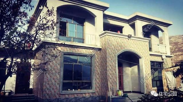 農(nóng)村小伙自畫(huà)結(jié)構(gòu)圖，不到20萬(wàn)建成兩層小別墅，怎么做到的？