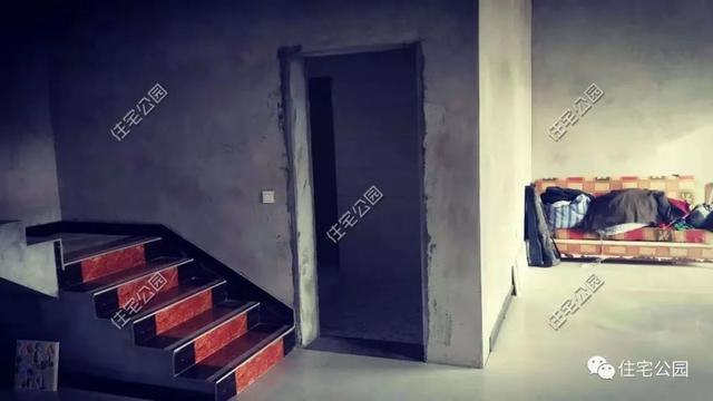 農(nóng)村小伙自畫(huà)結(jié)構(gòu)圖，不到20萬(wàn)建成兩層小別墅，怎么做到的？