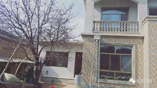 農(nóng)村小伙自畫(huà)結(jié)構(gòu)圖，不到20萬(wàn)建成兩層小別墅，怎么做到的？