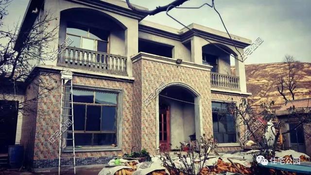 農(nóng)村小伙自畫(huà)結(jié)構(gòu)圖，不到20萬(wàn)建成兩層小別墅，怎么做到的？