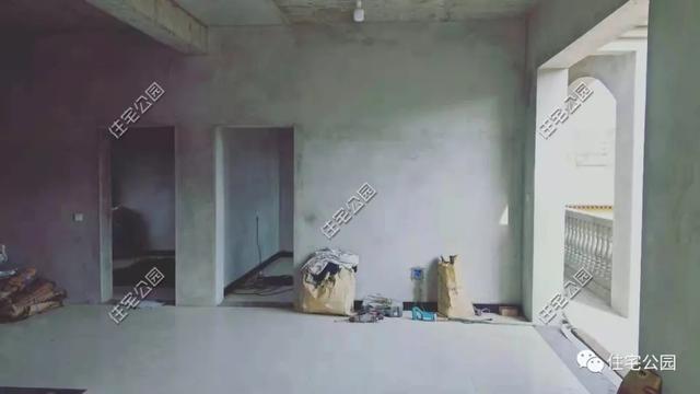 農(nóng)村小伙自畫(huà)結(jié)構(gòu)圖，不到20萬(wàn)建成兩層小別墅，怎么做到的？