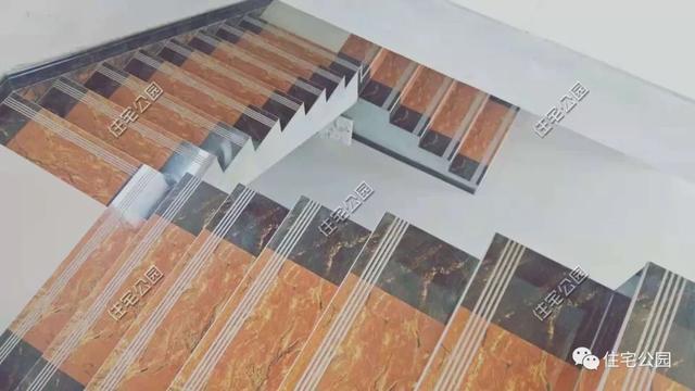 農(nóng)村小伙自畫(huà)結(jié)構(gòu)圖，不到20萬(wàn)建成兩層小別墅，怎么做到的？