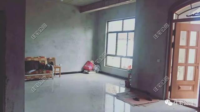 農(nóng)村小伙自畫(huà)結(jié)構(gòu)圖，不到20萬(wàn)建成兩層小別墅，怎么做到的？