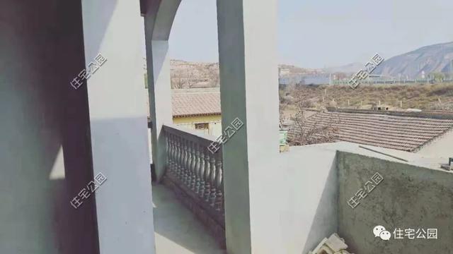 農(nóng)村小伙自畫(huà)結(jié)構(gòu)圖，不到20萬(wàn)建成兩層小別墅，怎么做到的？