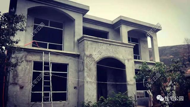 農(nóng)村小伙自畫(huà)結(jié)構(gòu)圖，不到20萬(wàn)建成兩層小別墅，怎么做到的？