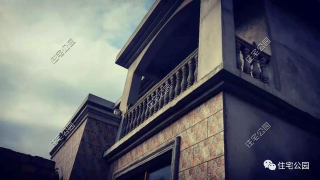 農(nóng)村小伙自畫(huà)結(jié)構(gòu)圖，不到20萬(wàn)建成兩層小別墅，怎么做到的？