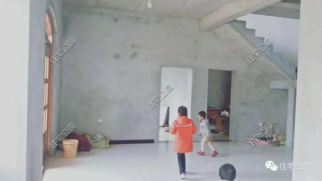 農(nóng)村小伙自畫(huà)結(jié)構(gòu)圖，不到20萬(wàn)建成兩層小別墅，怎么做到的？