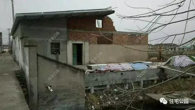 江蘇農(nóng)村花了50萬建成的平房別墅，這樣光伏發(fā)電的屋面見過么