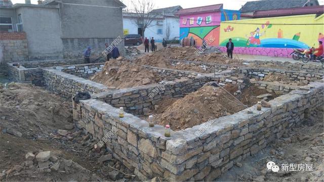 農(nóng)村自建房打地基，山東毛石基礎25萬，江蘇箱形基礎72萬，哪個更結實？