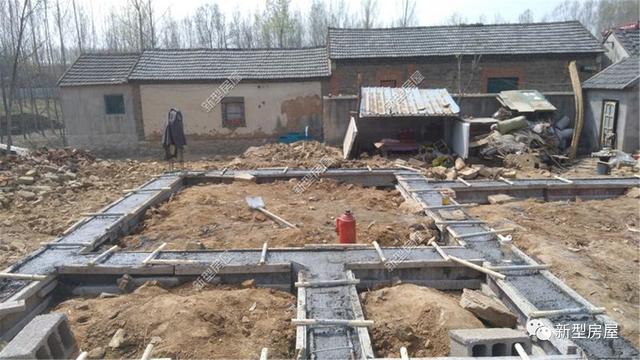 農(nóng)村自建房打地基，山東毛石基礎25萬，江蘇箱形基礎72萬，哪個更結實？