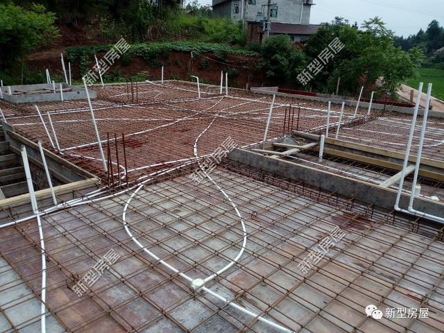 農(nóng)村自建房不懂點(diǎn)會出事，千萬別把PVC雨水管放在構(gòu)造柱里！