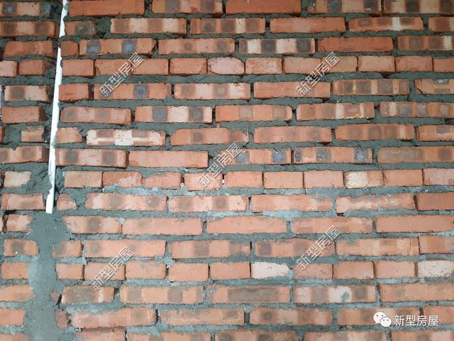 農(nóng)村自建房不懂點(diǎn)會出事，千萬別把PVC雨水管放在構(gòu)造柱里！