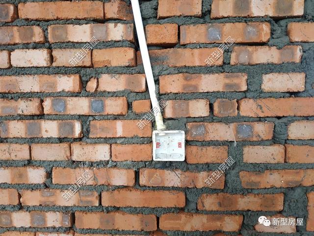 農(nóng)村自建房不懂點(diǎn)會出事，千萬別把PVC雨水管放在構(gòu)造柱里！