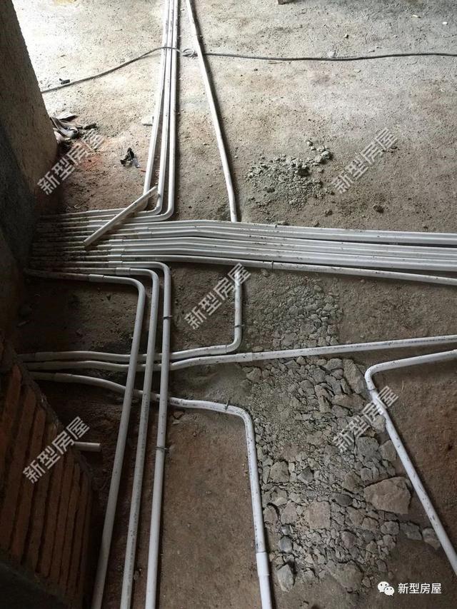 農(nóng)村自建房不懂點(diǎn)會出事，千萬別把PVC雨水管放在構(gòu)造柱里！