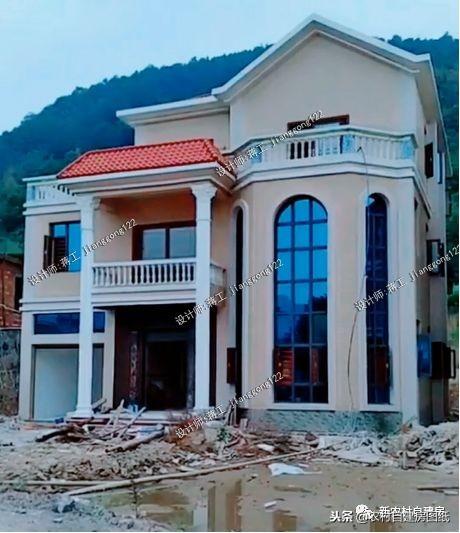 這套帶車庫和旋轉樓梯豪華三層別墅，造價花了120萬的，你覺得怎么樣？