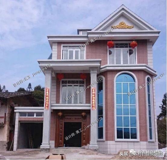 這套帶車庫和旋轉樓梯豪華三層別墅，造價花了120萬的，你覺得怎么樣？