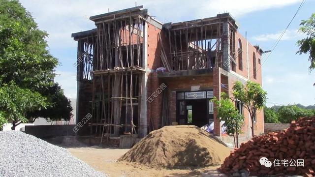 農(nóng)村平房加蓋樓層，承重竟然用一根鋼管，暗藏安全隱患！