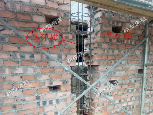 構(gòu)造柱不設(shè)馬牙槎的自建房，還不如不要，完全是浪費鋼筋！