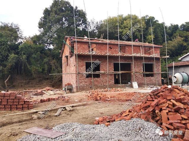 包工頭把腳手架搭成這樣，工人們的安全怎么保證？