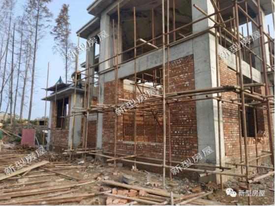 包工頭把腳手架搭成這樣，工人們的安全怎么保證？