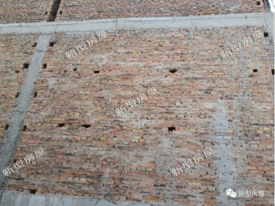 包工頭把腳手架搭成這樣，工人們的安全怎么保證？